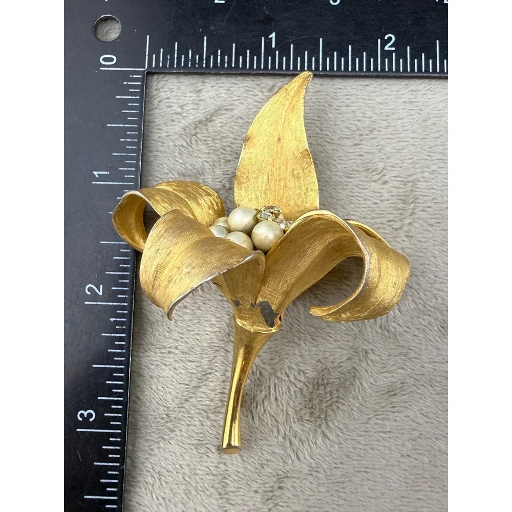 Vintage Kramer Flower‎ Brooch Rhinestone Faux Pearl Gold Tone Flower Signed